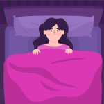 žena leží v posteli s otvorenými očami