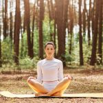 Žena medituje v prírode