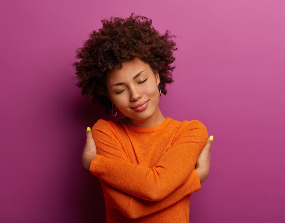 Zena objima sama seba