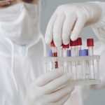 Muž pracujúci v laboratóriu